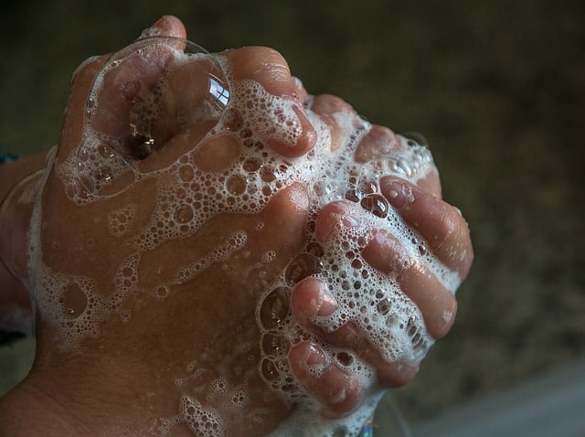 Photo of האם אתם שוטפים ידיים ביציאה מהשירותים?