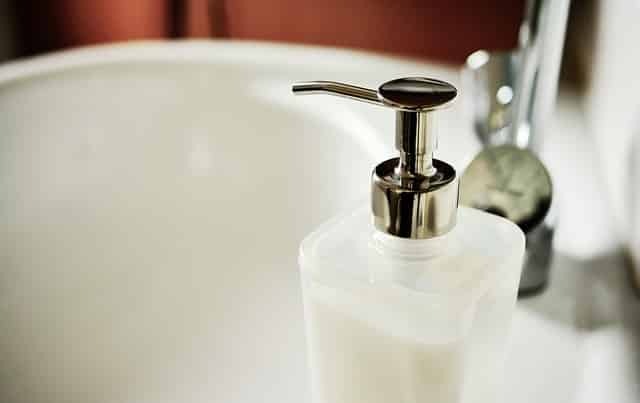 Photo of לכיור במקלחת, סבון מוצק או נוזלי?